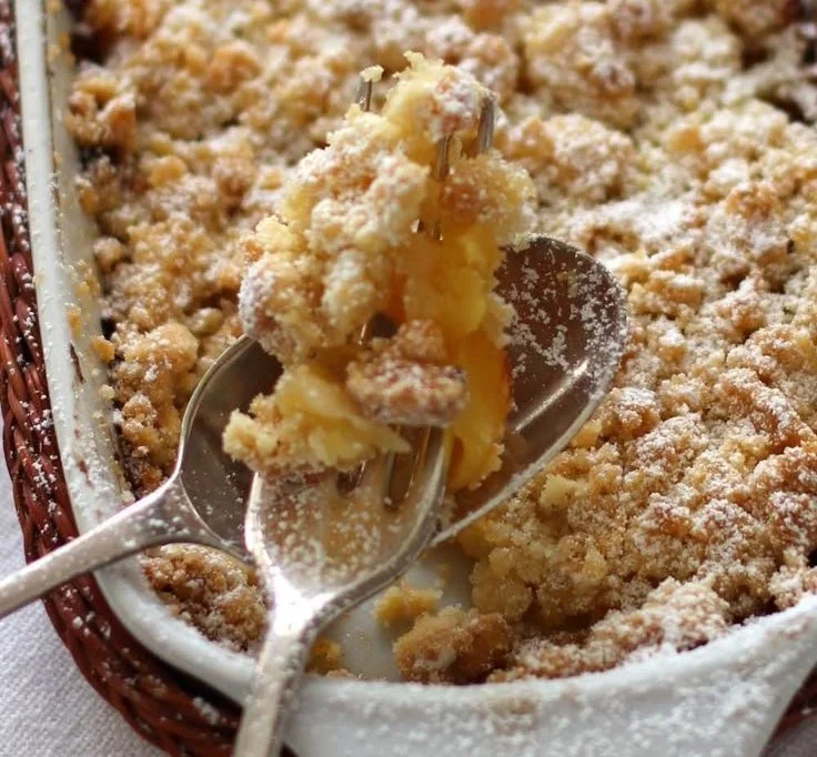 Leckeres Apfel Crumble mit einer knusprigen Streuselschicht