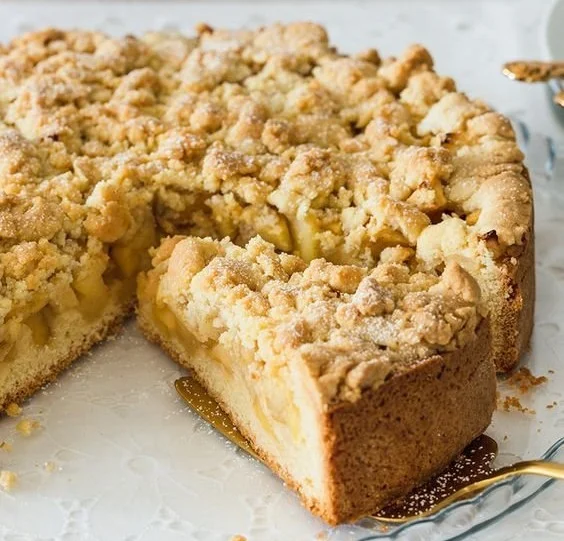Saftiger Apfel Streuselkuchen auf einem Teller, perfekt für jeden Anlass