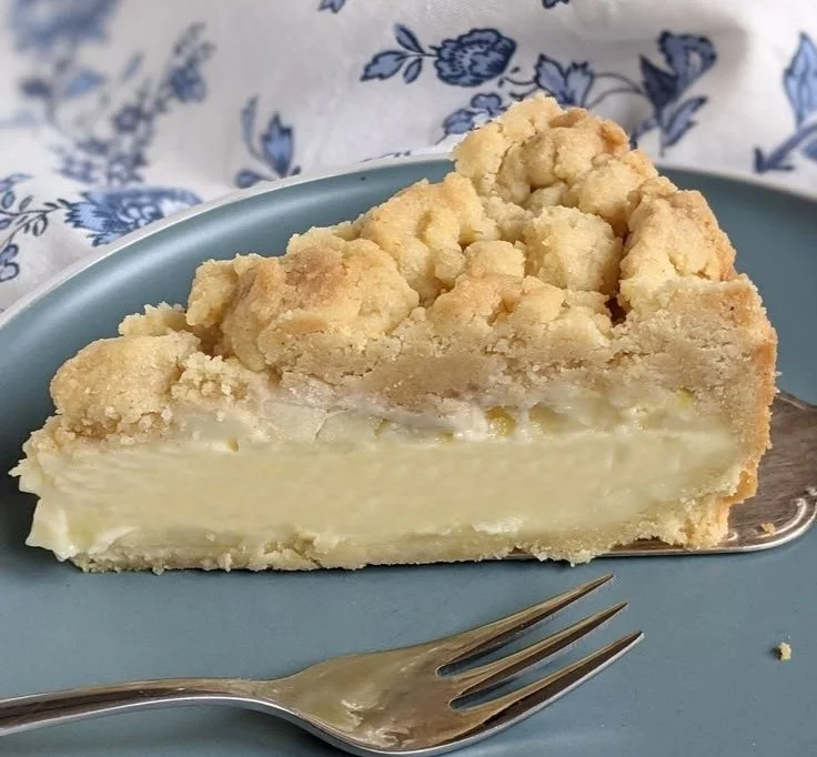 Apfelkuchen mit Pudding auf einem Teller serviert