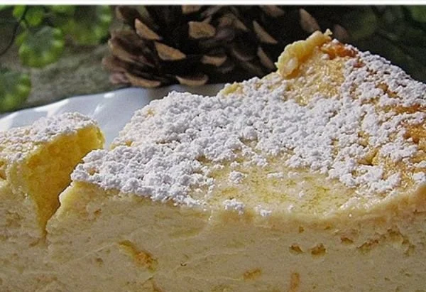 Apfelmus-Quark-Kuchen frisch aus dem Ofen mit frischem Obst dekoriert.