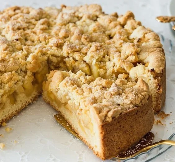 Frischer Apfelstreuselkuchen mit knusprigem Streuselbelag