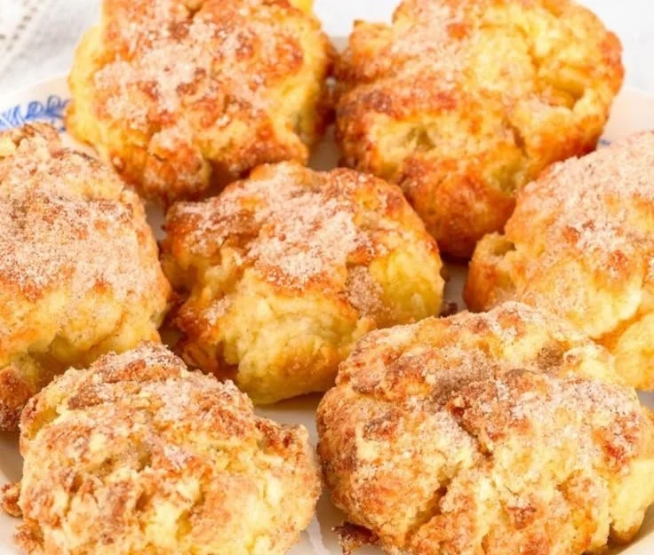 Leckere Apfeltaler auf dem Blech, frisch gebacken mit Äpfeln und Zimt.