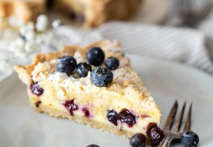 Blaubeer-Tarte mit Vanille-Schmand und Streuseln, frisch gebacken