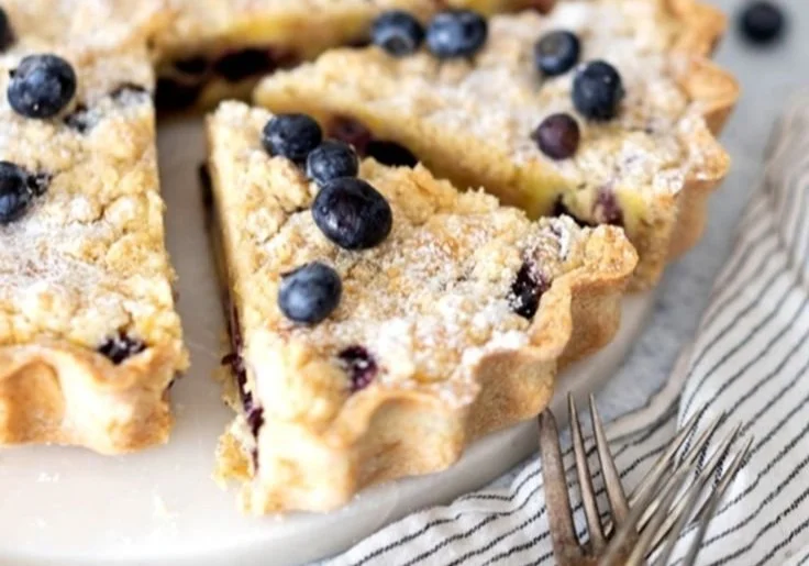 Blaubeer-Tarte mit Vanille-Schmand und Streuseln