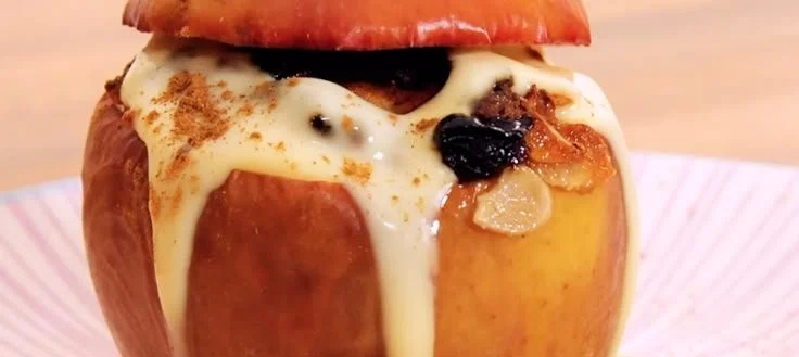 Leckere Bratäpfel mit Zimt und Nüssen gebacken.