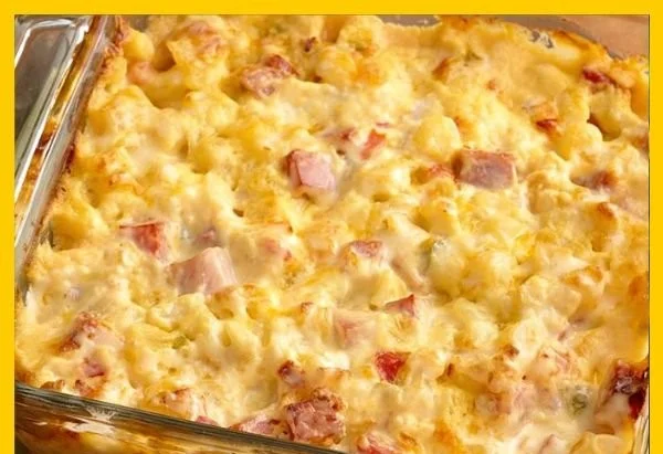 Cremiger Schinken-Kartoffelauflauf mit Käse und Kartoffeln, frisch aus dem Ofen