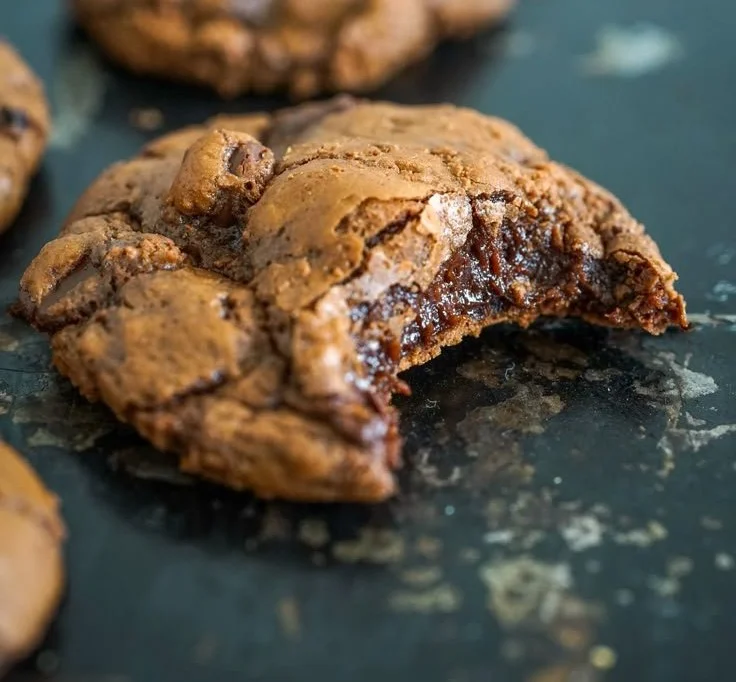 Leckere Schoko-Brownie-Cookies auf einem Teller, ideal für knusprige Köstlichkeiten.