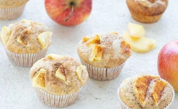 Saftige Apfel-Muffins mit Joghurt auf einem Teller
