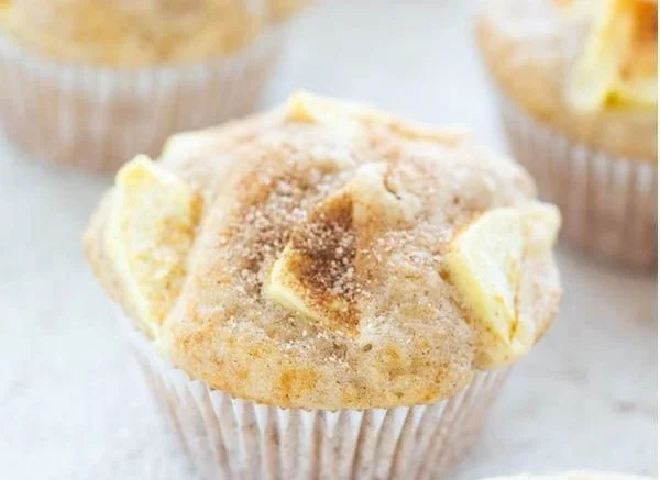Einfache saftige Apfel-Muffins mit Joghurt | Rezept | Minimuffins, Apfelmuffins, Muffins backen