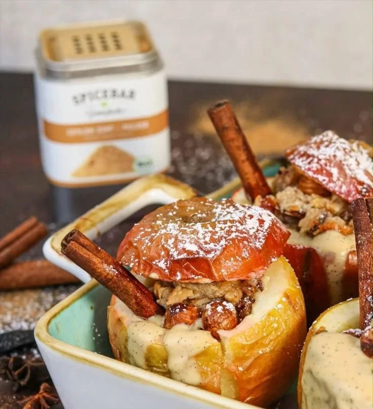 Gebratenes Apfel-Nuss-Dessert mit karamellisierten Äpfeln und knackigen Nüssen