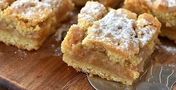 Gedeckter Apfelkuchen mit frisch gebackenen Äpfeln und Teig