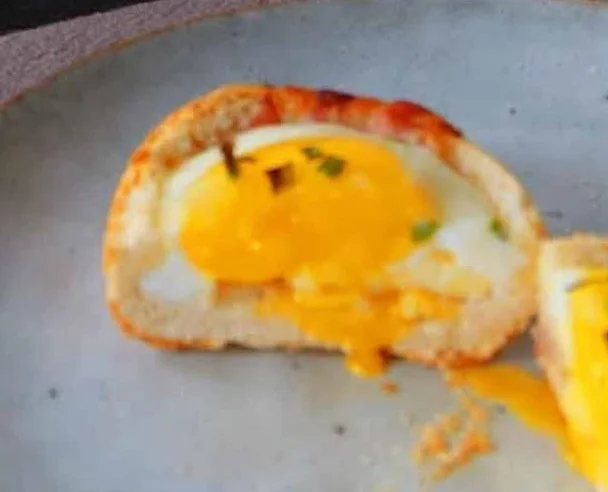 Gefüllte Frühstücksbrötchen mit Ei, Bacon und Käse