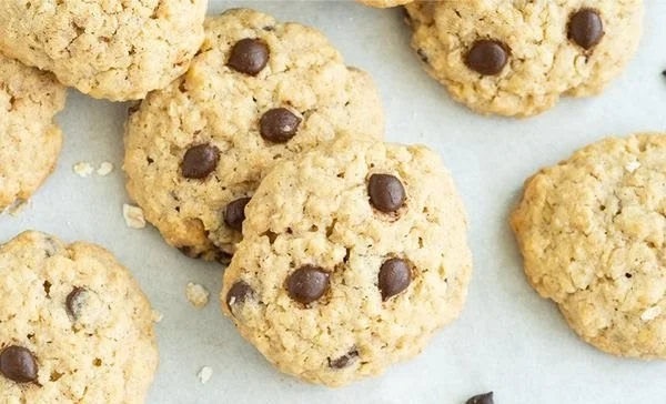 Haferflocken-Cookies frisch gebacken auf einem Teller