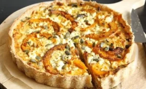 Kürbis-Quiche mit Lauch und Fenchel im herbstlichen Ambiente