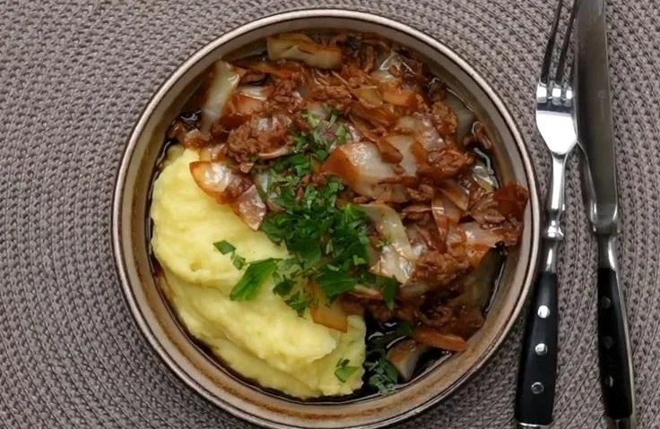 Herzhafter Eintopf mit Weißkohl und Hackfleisch auf einem Teller serviert.