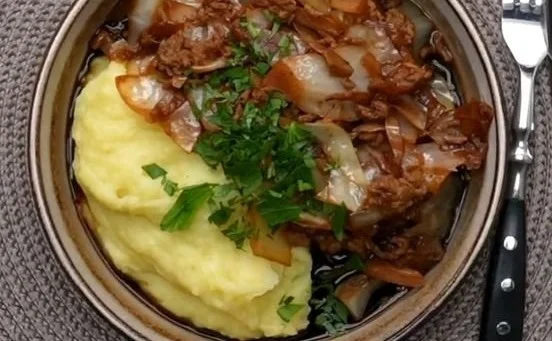 Deftiger Eintopf mit Weißkohl und Hackfleisch