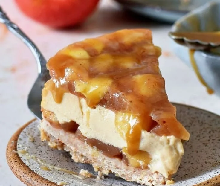 Karamell-Apfel-Käsekuchen mit frischen Äpfeln und karamellisierter Oberfläche