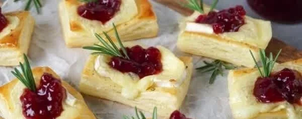 Käse-Blätterteig-Teigtaschen gefüllt mit Camembert und Brie