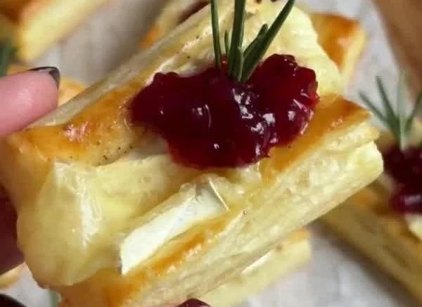 Blätterteig-Häppchen mit Camembert oder Brie