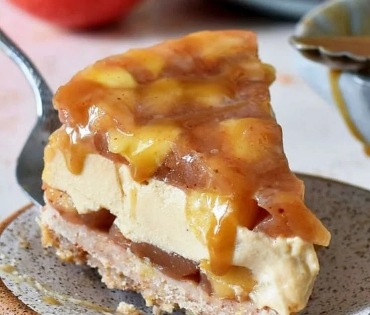 Käsekuchen mit Karamell und Äpfeln auf einem Teller serviert