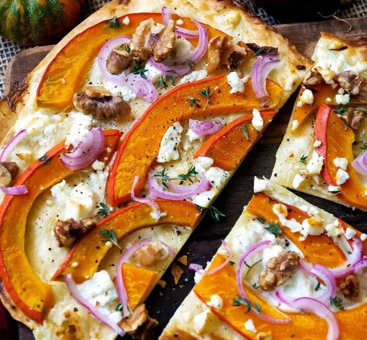 Kürbis-Flammkuchen mit frischen Zutaten und herzhafter Creme