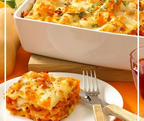 Leckere Kürbis-Lasagne auf einem Teller serviert