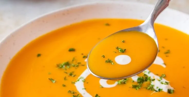 Klassische Kürbissuppe mit frischen Zutaten zubereitet