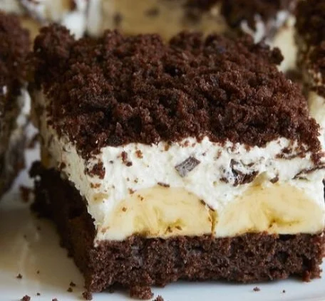 Maulwurfkuchen auf dem Backblech mit Schokoladenglasur und Bananen