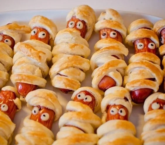 Mumien-Würstchen für ein schaurig-schönes Halloween-Buffet