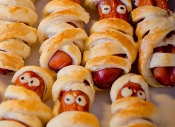 Mumien-Würstchen für dein Halloween-Buffet