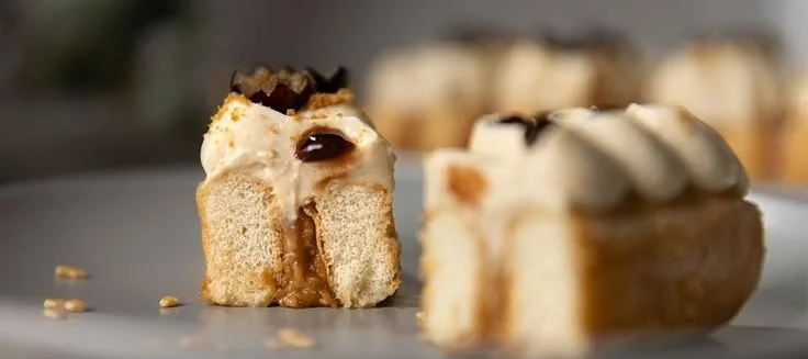 Leckeres No-Bake Törtchen auf einem Teller, ideal für Desserts ohne Backen.
