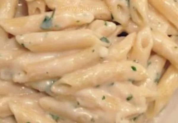 Nudeln mit cremiger Knoblauch-Käsesosse