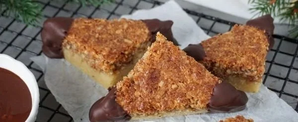 Leckere Nussecken aus Nüssen und Himbeermarmelade auf einem Teller.