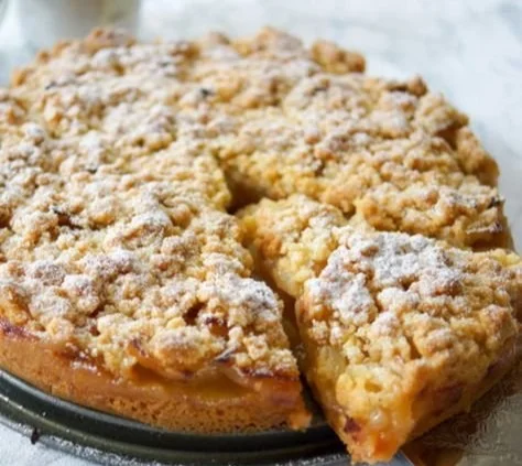Omas Apfelkuchen mit Streusel auf einem Teller serviert