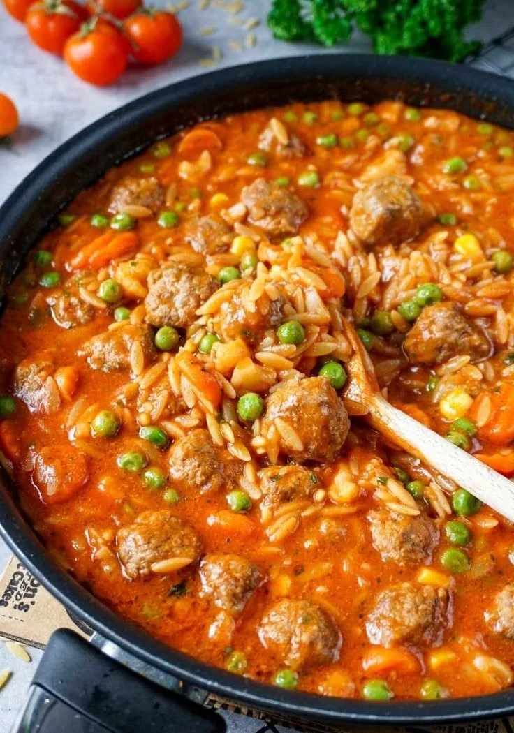 Orzo-Pfanne mit Hackbällchen und bunten Nudeln auf einem Teller serviert