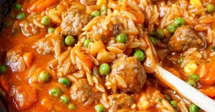 Bunte Orzo-Pfanne mit Hackbällchen