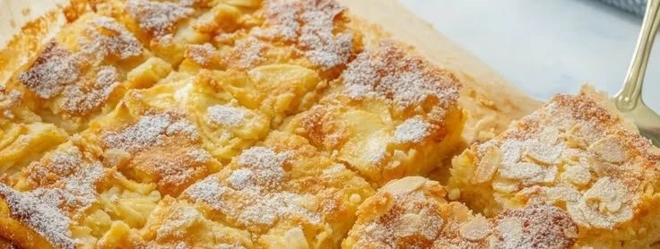 Schneller und saftiger Apfelkuchen mit Vanille auf einem Teller