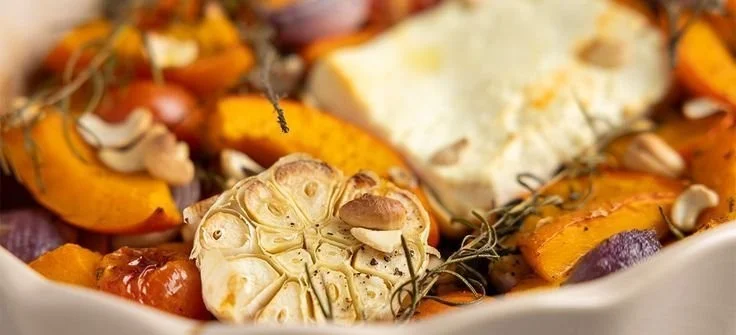 Schnelles Ofengemüse mit Hokkaido Kürbis und Schafskäse auf einem Blech