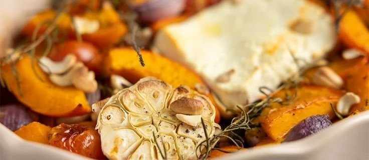 Schnelles Ofengemüse mit Hokkaido Kürbis und Schafskäse auf einem Backblech