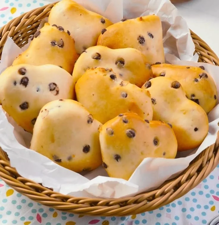 Frisch gebackene Schokobrötchen mit Schokolade und Puderzucker