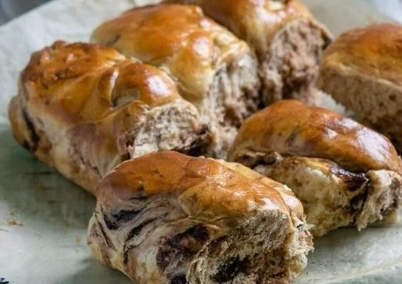 Hausgemachte Schokoladenbrötchen frisch gebacken auf einem Teller