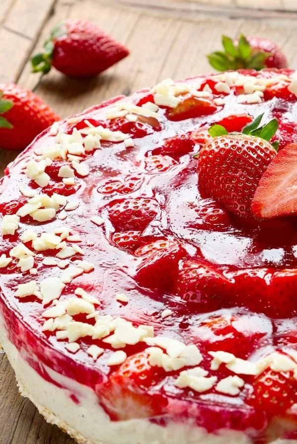 Ein köstlicher Spaghetti-Eis Kuchen mit Sahne und Erdbeersoße dekoriert