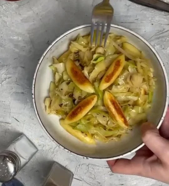 Spitzkohl mit Schupfnudeln auf einem Teller serviert