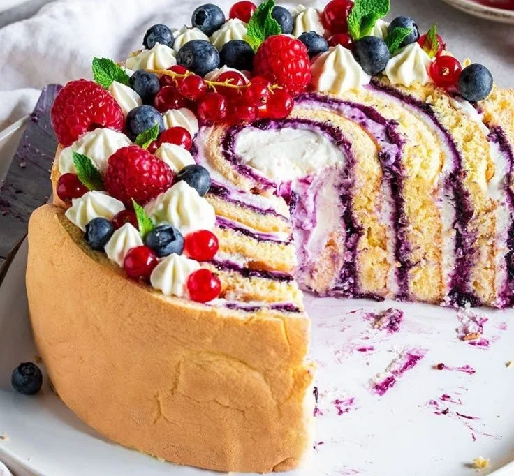 Leckere Wickeltorte auf einem Teller dekoriert
