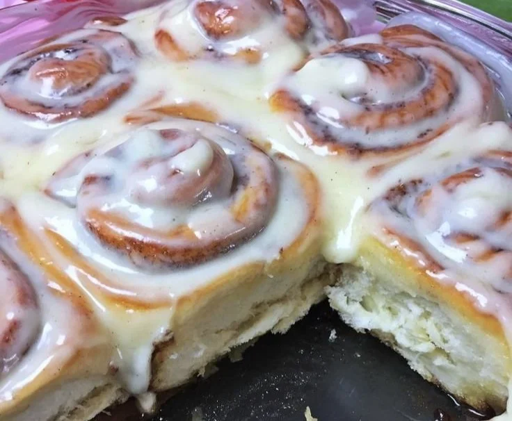 Leckere Zimtschnecken mit Zimtfüllung und Zuckerglasur