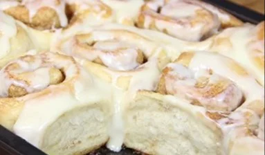 Cinnamon Rolls mit süßem Frischkäse Topping