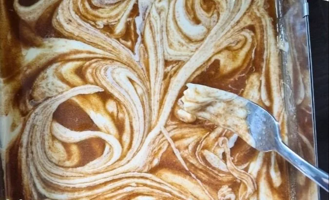 Frischer Zimtschneckenkuchen auf einem Teller serviert.