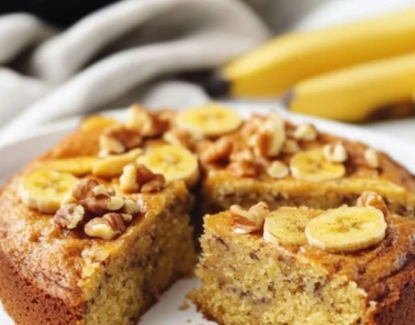 Zuckerfreier Bananen-Nuss-Kuchen mit Haferflocken auf einem Tisch
