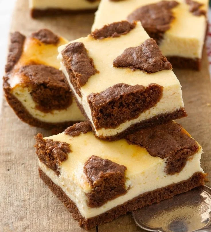 Leckerer Zupfkuchen mit Schokoladenboden und Käsefüllung