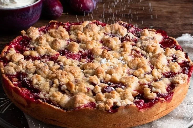 Zwetschgenkuchen mit Streuseln auf einer Küchenplatte